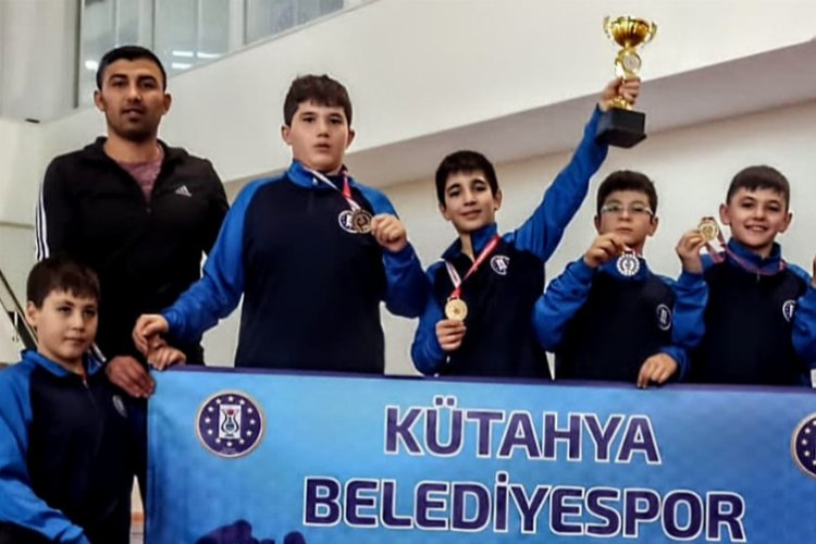 Kütahyalı güreşçiler Manisa'dan kupa ve madalyalarla döndü -