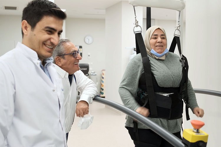 Kuveytli hasta Türkiye'de 'robot' desteğiyle yeniden doğdu -
