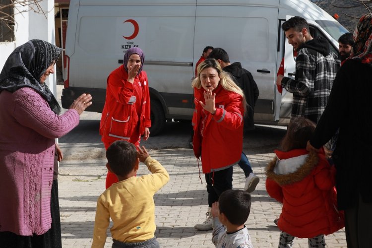 Kızılay afet bölgelerinde çocuk dostu alanlar kuruyor -
