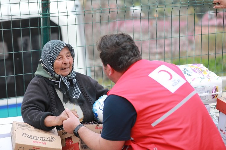 Kızılay'dan afetzedelere aralıksız beslenme hizmeti -