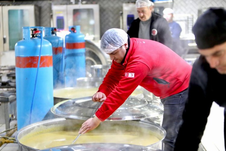 Kızılay'dan sıcak yemek ulaştırmaya devam -