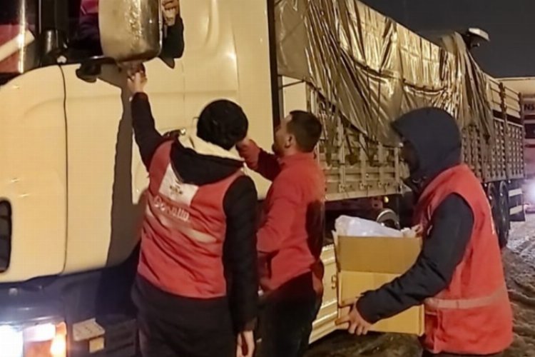 Kızılay'dan yolda kalan vatandaşlara yardım eli -