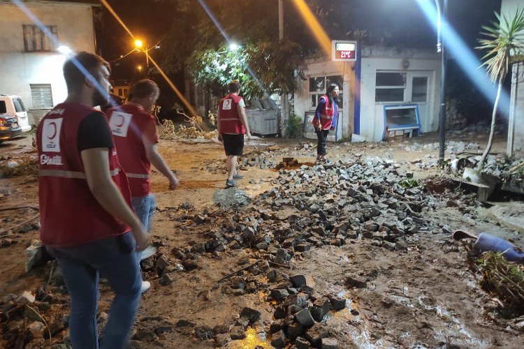 Kızılay gönüllüleri Mudanya'daki selzedelerin ihtiyacını gideriyor -