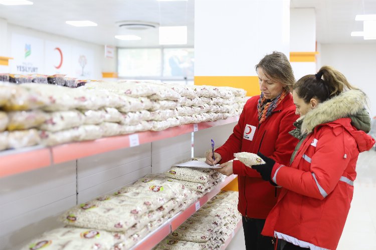 Kızılay'ın 12 sosyal marketi afetzedelerin hizmetinde -