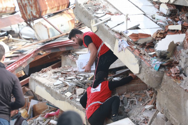 Kızılaycılar da depremden doğrudan etkilendi -