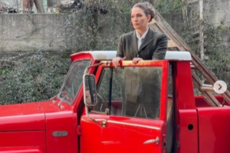 Leyla Hanım'ın çekimlerine devam... Özge Borak klasik arabaları ustalıkla kullandı! -
