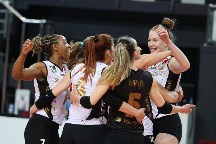 Lider VakıfBank sezonu galibiyetle kapattı -