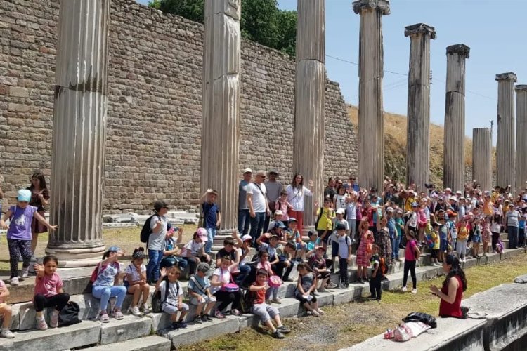 İlkokul öğrencileri İzmir Bergama tarihini öğreniyor -