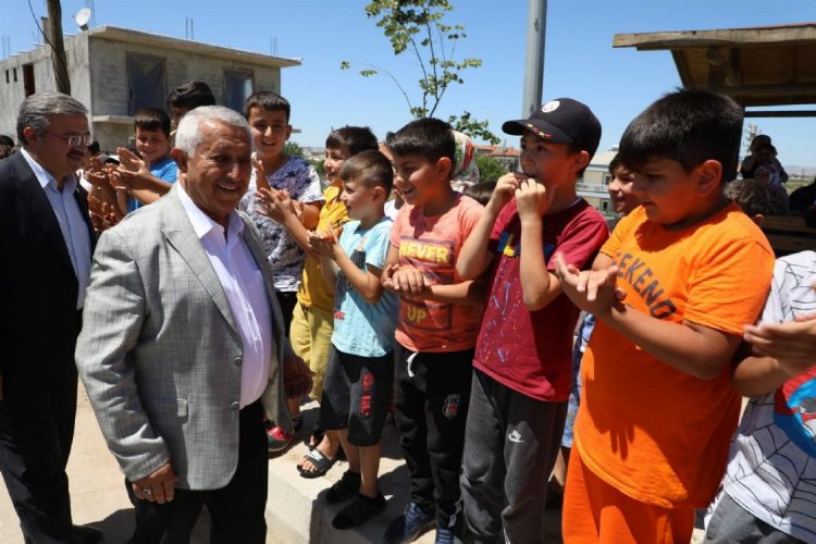 Mahalle ziyaretinde Başkan Zeybek’e sevgi seli -