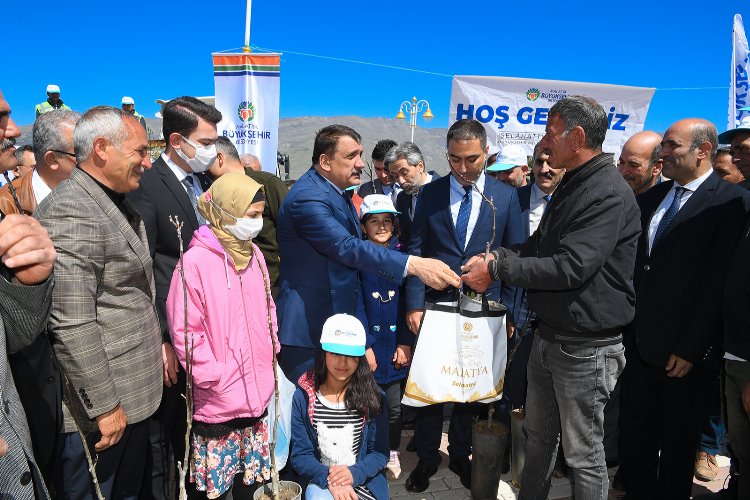 Malatya Büyükşehir Belediyesi Doğanyol’da fidan dağıtımı yaptı -