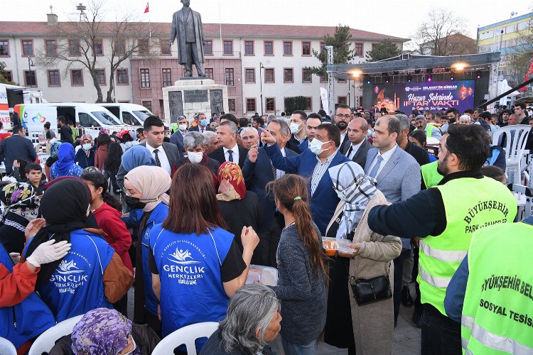 Malatya Büyükşehir Belediyesi tarafından günlük 5000 kişilik iftar yemeği dağıtılıyor -