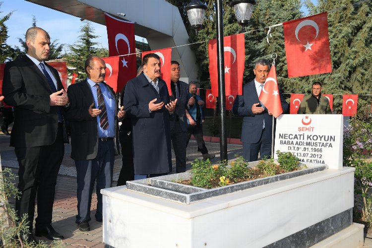 Malatya'da bayramın ilk günü şehitlikler ziyaret edildi -