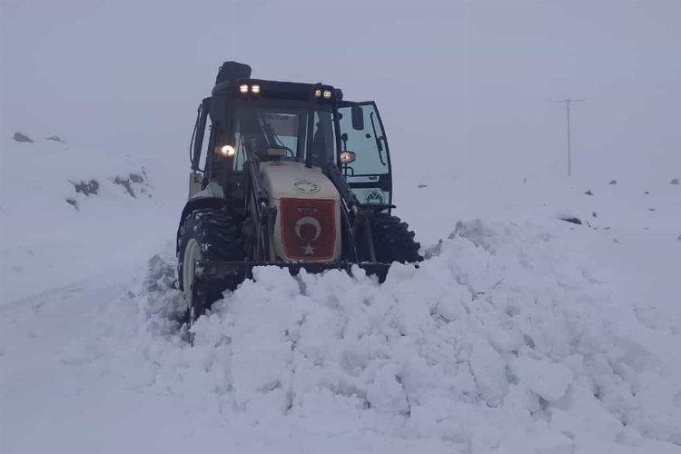 Malatya'da karla mücadele sürüyor -