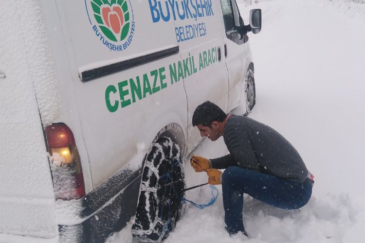 Malatya'da Mezarlıklar Müdürlüğünden zorlu kar mesaisi -
