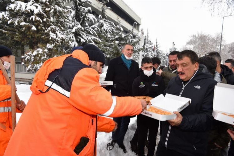 Malatya'da sahada çalışan personele baklava -