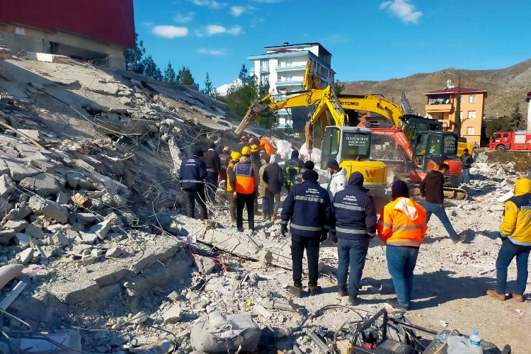 Manisa 190 personeliyle deprem bölgesinde sahada -