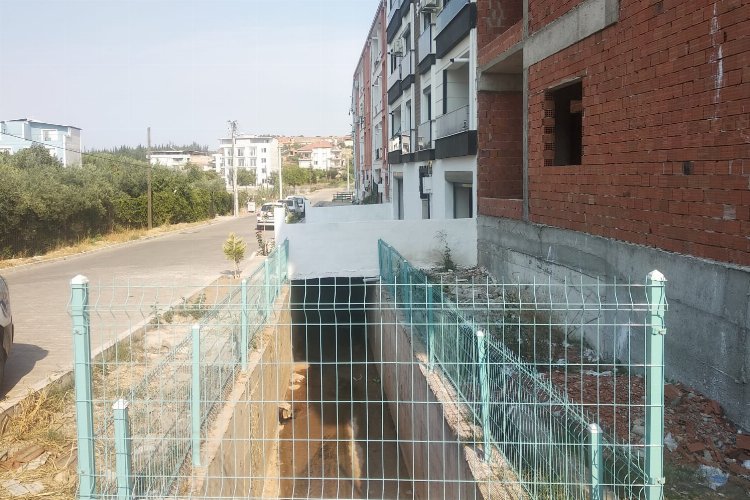 Manisa Ahmetli'de MASKİ'den panel çit montajı -