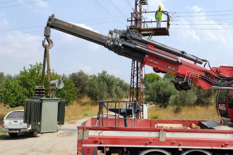Manisa Akhisar'da yıldırım düşen trafo yenilendi -
