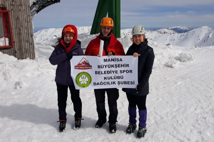 Manisa BBSK flaması Bozdağ Zirvesi'nde dalgalandı -