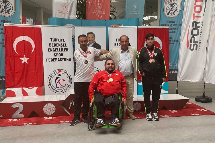 Manisa BBSK'li Samet Akça'dan 2 bronz madalya -