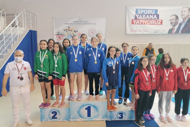 Manisa Belediyespor’un yüzücüleri madalyaya kulaç attı -