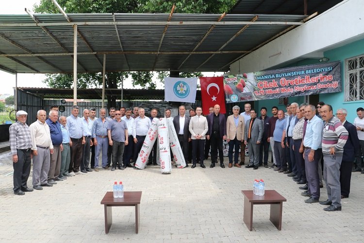 Manisa Büyükşehir'den çilek üretimine destek -