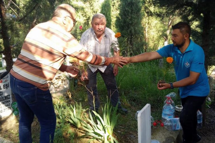 Manisa Büyükşehir'den kabristan ziyaretçilerine gül suyu -