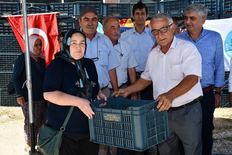 Manisa Büyükşehir’den Selendili üreticilerine kasa desteği -