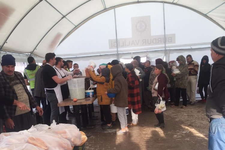 Manisa Büyükşehir depremzedeleri yalnız bırakmıyor -