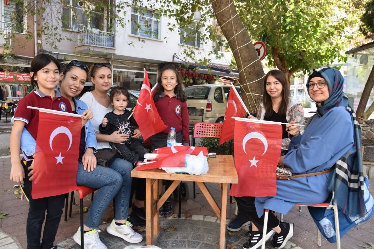 Manisa Büyükşehir 'Türk Bayrağı' dağıttı -