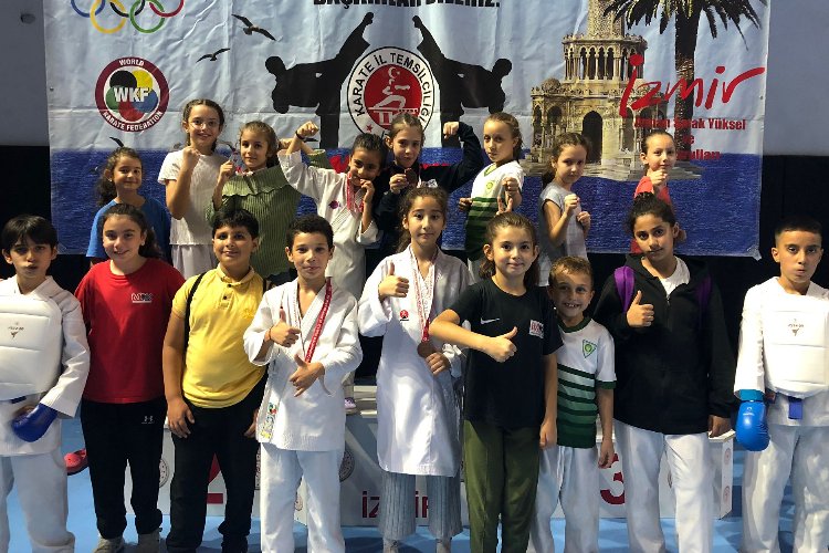 Manisa Büyükşehirli kareteciler İzmir'de madalyaları topladı -