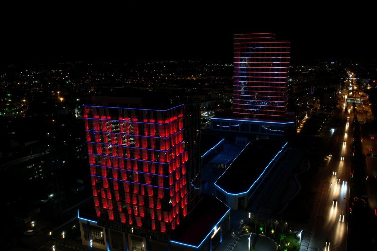 Manisa Büyükşehir binası Türk Polisi için ışıl ışıl oldu -