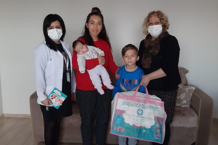 Manisa Büyükşehir’den 3 aileye ‘Hoş Geldin Bebek’ ziyareti -