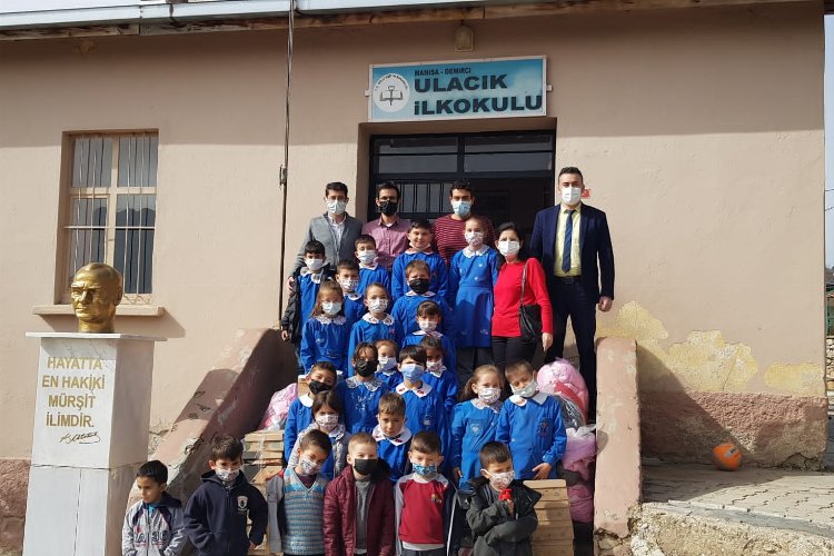 Manisa Büyükşehir'den Demircili öğrencilere sıcak hediye -