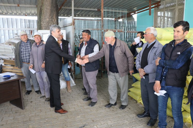Manisa Büyükşehir üreticilere gübre dağıtımına başladı -
