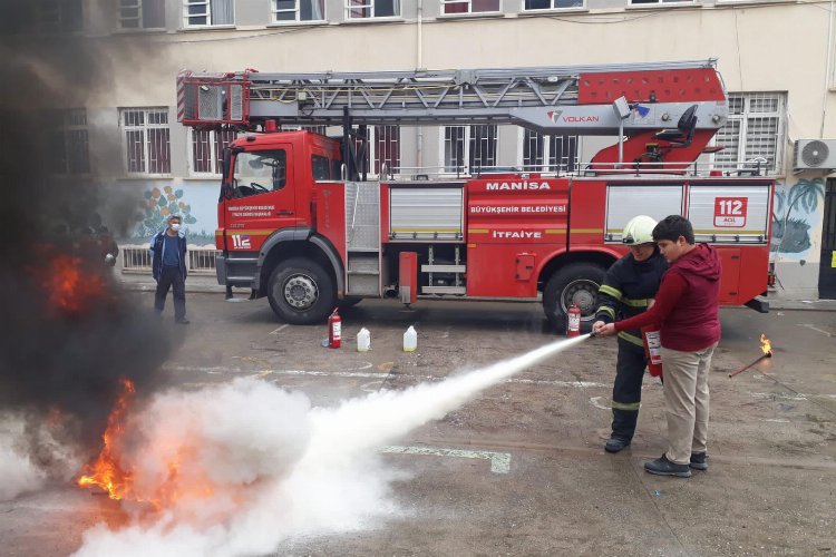Manisa Büyükşehir İtfaiyesinden binlerce öğrenciye temel eğitim -