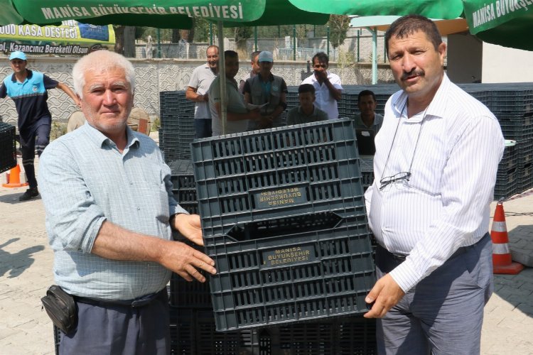 Manisa'da 4 bin 200 zeytin kasası Demircili üreticiye verildi -