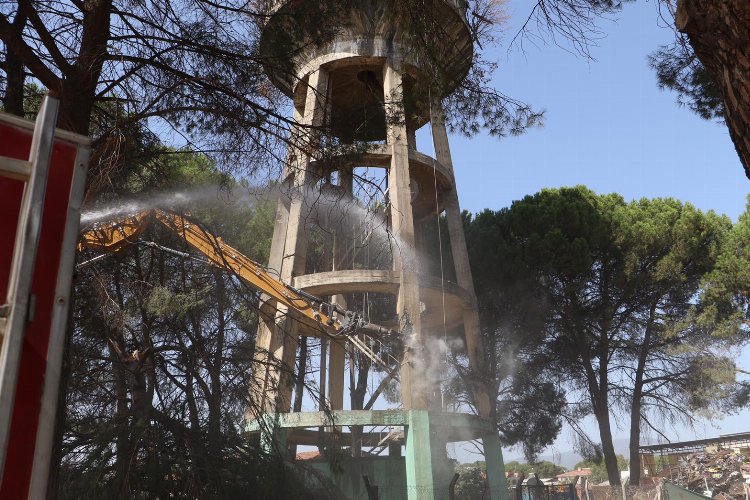 Manisa'da 55 yıllık ayaklı su deposu yıkıldı -