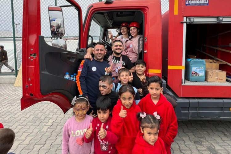 Manisa'da afetzede çocuklara itfaiyecilik eğitimi -