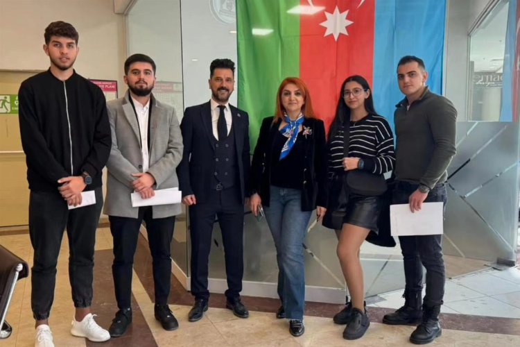 Manisa'da Azerbaycanlı vatandaşlar seçim için sandığa gitti -