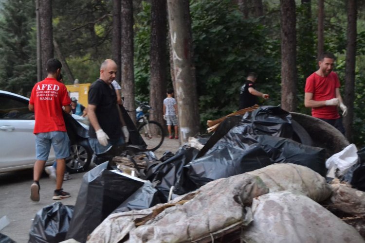Manisa'da çöpleri 'gönül'den topladılar -