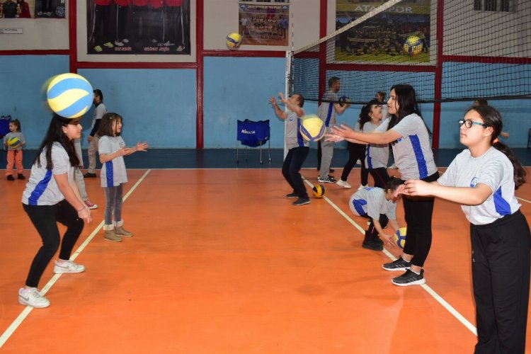 Manisa'da depremzede öğrencilere bayan voleybol kursu -