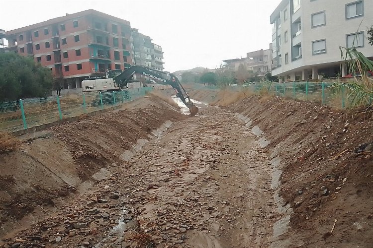 Manisa'da derelerden çıkan çöpler yine şaşırtmadı -