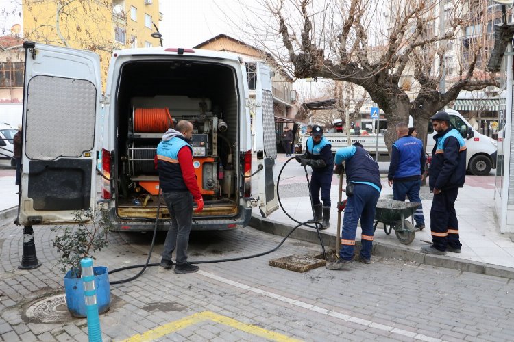 Manisa'da ekipler yağışlara karşı 'ızgara' mesaisinde -