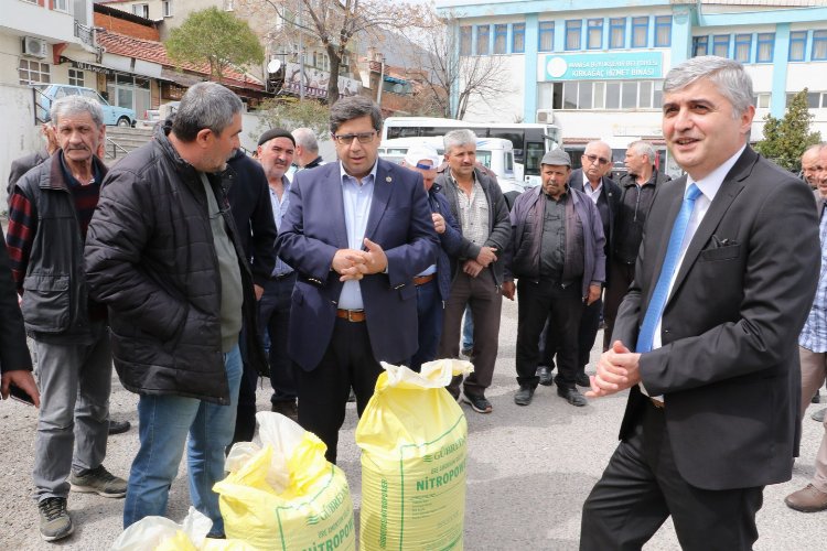 Manisa'da gübre dağıtımı devam ediyor -