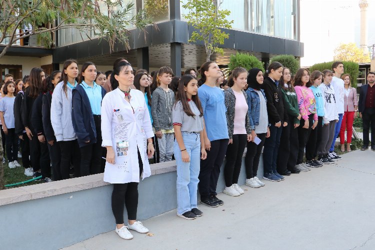 Manisa'da gençler 'Ata'nın Hitabesi'ni okudu -