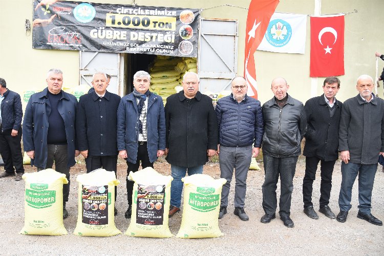 Manisa'da gübre dağıtımı sürüyor -