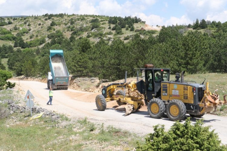 Manisa'da hummalı çalışmayla Spil'in yollarına konfor geliyor -