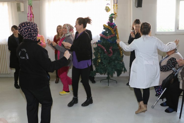 Manisa'da huzurevi sakinlerine yeni yıl eğlencesi -