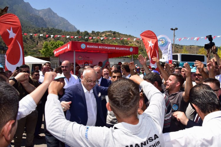 Manisa'da işçilerden ek zam teşekkürü... Başkan'la karşılıklı göbek attılar -